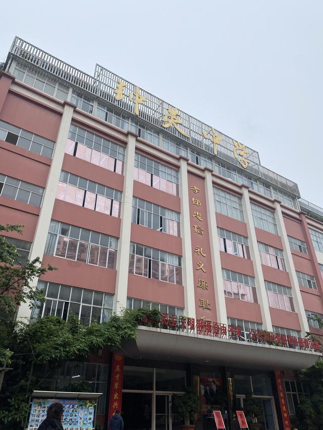 昆明鐘英中學高中部怎么樣-圖1